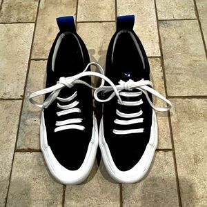 OBRA size 9 sneaker, in great condition barely worn